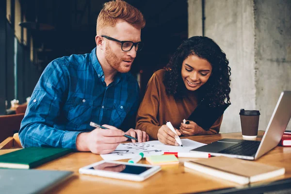 Röd Haired Student Glasögon Och Afroamerikansk Designer Ritning Skiss Interiör — Stockfoto