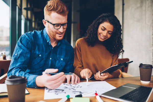 Ett Par Unga Professionella Arkitekter Analysera Bygga Projekt Och Arbeta — Stockfoto