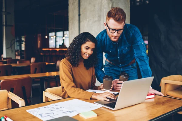 Felice Studente Afro Americano Con Capelli Ricci Guardando Proprio Progetto — Foto Stock