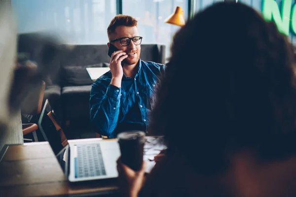 Drukke Mannelijke Manager Met Rood Haar Met Mobiele Gesprek Smartphone — Stockfoto