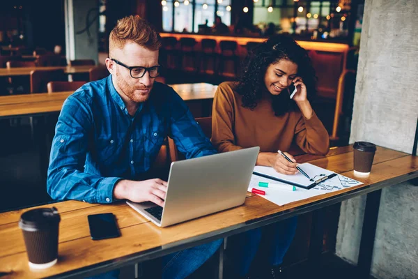 Vrolijke Donker Gevild Jonge Vrouw Praten Smartphone Met Vriend Tijdens — Stockfoto