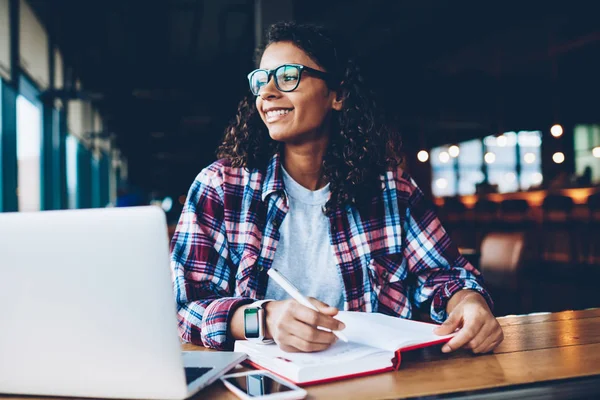 Chica Hipster Afro Americana Alegre Gafas Escribiendo Tareas Bloc Notas —  Fotos de Stock