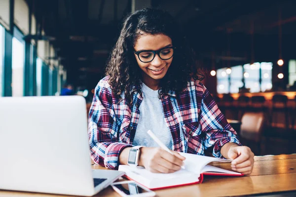 Joven Afroamericana Calificada Escribiendo Notas Plan Trabajo Bloc Notas Mientras —  Fotos de Stock