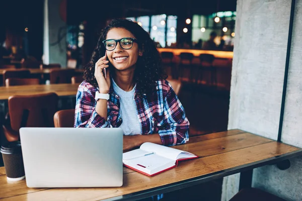 Alegre Estudiante Piel Oscura Feliz Conversación Móvil Amigable Teléfono Inteligente —  Fotos de Stock