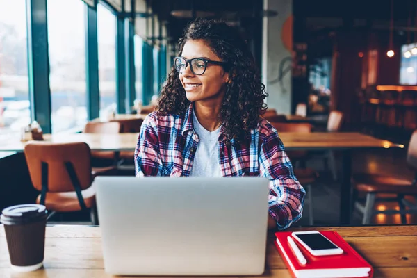 Feliz Diseñador Gráfico Femenino Piel Oscura Gafas Riendo Durante Trabajo — Foto de Stock