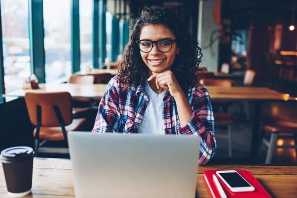 Retrato Estudante Afro Americano Sucesso Com Cabelos Encaracolados Óculos Sorrindo — Fotografia de Stock