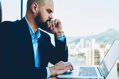 E-posta kontrol ve dizüstü bilgisayarda yüksek hızlı internet bağlantısı ile online ödeme yapmaktan düşünceli erkek avukat. Şirket dressd resmi giyim netbook uzaktan çalışma içinde kendine güvenen sahibi