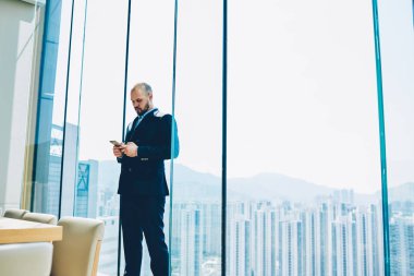 Mali Satım sırasında mola ayakta Office web sayfası smartphone cep telefonu ile tarama haber okuma iş adamı. Tüccar online banka çek hesabı ve para hareket cep üzerinde yapma