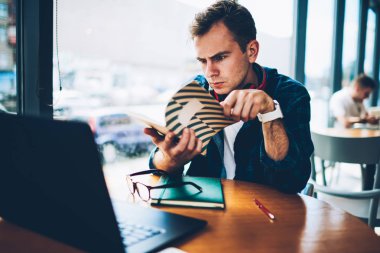 Dikkatli bir şekilde bilgi için kurs proje hazırlama sırasında Defteri'nden okuma genç yakışıklı zeki öğrenci. İyi yetenekli görünüyor bu geliştirici gereksinimleri uygulanması için kontrol