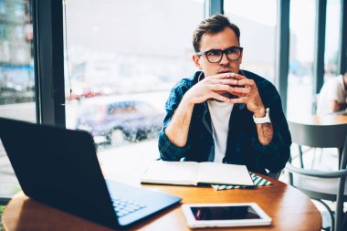 Yakışıklı düşünceli profesyonel bu moda gözlük geliştirme uygulamak için görev hakkında durulması geliştirici. Kapalı yaklaşan sınavlar için hazırlarken düşünüyorum yetenekli erkek öğrenci