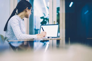 Boş ekran kursları, yetenekli kadın listesindeki sınıf ev ödevleri görevleri yerine getirmeye online araştırma yapmak öğrenme ile laptp bilgisayarda kız öğrenci web sayfasından bilgi okuma arkadan görünüm göz