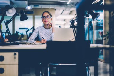 Araştırma, yetenekli kadın ofiste vakit projesi için yaratıcı çözümler konsantre için dizüstü bilgisayar kullanarak başlangıç için iş planı oluşturma üzerinde durulması Eyewear düşünceli erkek