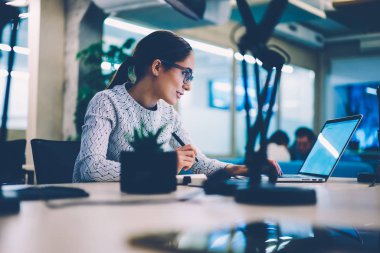 Online proje planlama oluşturmak için netbook üzerinde uygulama kullanarak profesyonel kadın tasarımcı teknolojileri ile dizüstü bilgisayar ofiste finansal haber okuma araştırma yapma kadını tatmin.