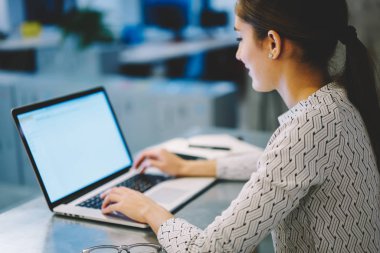 Dizüstü bilgisayar ekranı uygulama verileri, netbook ağ üzerinde klavye Müdürü olarak çalışan yetenekli kadın kaydetmek için kullanarak sahte ile yazarak esmer kadın İdari İşler Müdürü