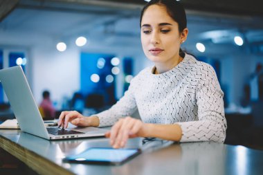 Dalgın kadın Yöneticisi gelir mesaj netbook, yetenekli desigent dijital aracı dosya indirme office çalışma sürecinde konsantre raporda touchpad kullanarak e-posta kutusunu kontrol