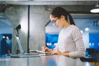 Notlar dizüstü bilgisayar, netbook kullanımını temiz laboratuvar çalışma online araştırma yapma Eyewear zeki kadın kullanarak yapma raporu test Clinic zeki kadın bilim adamı