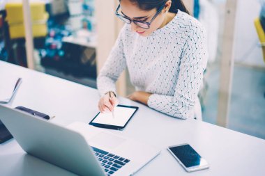 Kadın web tasarımcı çizim modern dijital Gadget'ı kullanarak dizüstü bilgisayar, Illustrator boş tablete Office kalemle resim olarak çalışan yaratıcı kadın ile kroki eşitleme için konsantre