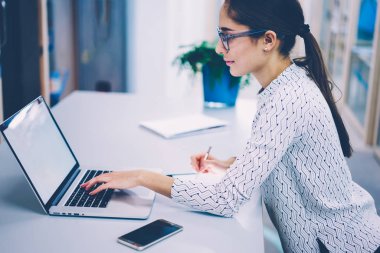 Tablet Multimedya dizüstü bilgisayar, İdari İşler Müdürü touchpad ve uygulama Multimedya Netbook için belgelerin imzalanması ile eşitleme üzerinde yaratıcı kadın tasarımcı çizim kroki