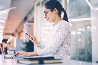 Cep telefonu, hesap alınan kodunu yazarak netbook üzerinde bankacılık giriş teyit busnesswoman kullanan istemciler için program ile geri bildirimleri gönderme Kliniği çalışmalarını organize yetenekli İdari İşler Müdürü
