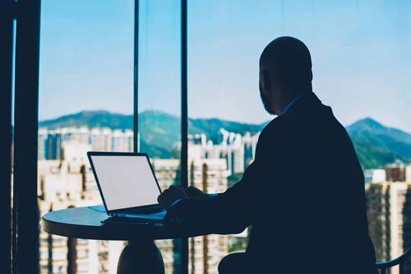 Empresario Vestido Con Traje Elegante Negro Mirando Por Ventana Mientras — Foto de Stock