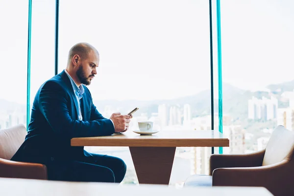 Seitenansicht Des Selbstbewussten Männlichen Stolzen Ceo Formaler Kleidung Surfen Internet — Stockfoto