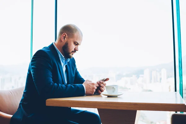 Töprengő Kreatív Igazgató Megerősíti Online Rendelés Internetes Honlapján Smartphone Keresztül — Stock Fotó