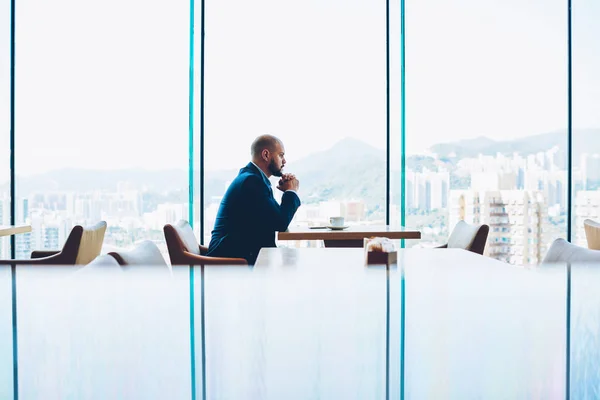 Empreendedor Inteligente Pensativo Vestido Com Vestuário Formal Pensando Conferência Negócios — Fotografia de Stock