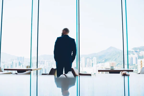 Visão Traseira Economista Masculino Vestido Com Elegante Terno Preto Mãos — Fotografia de Stock