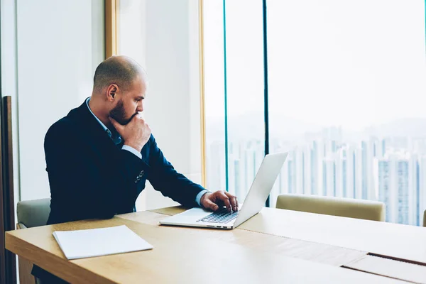 Ponderando Inteligente Ceo Orgulhoso Desgaste Formal Pensando Resolver Problemas Negócios — Fotografia de Stock