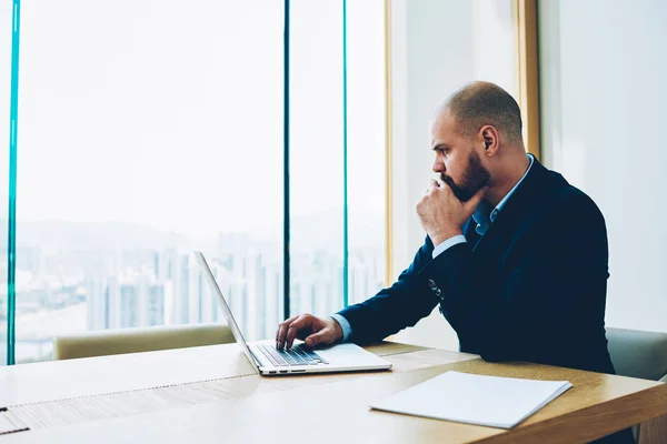 Ceo Orgoglioso Barbuto Riflessivo Pensando Sviluppare Proprio Business Plan Lavorando — Foto Stock