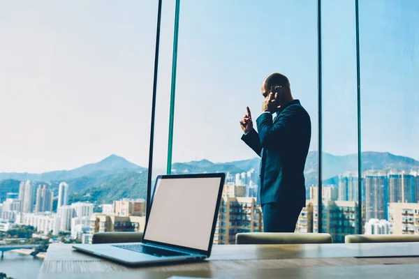 Computador Portátil Com Área Tela Branco Para Informações Financeiras Conectadas — Fotografia de Stock