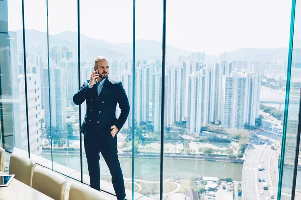 Selbstbewusster Unternehmer Eleganten Anzug Kommuniziert Auf Dem Smartphone Über Geschäftstreffen — Stockfoto