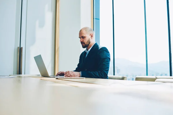 Bärtiger Manager Formeller Kleidung Der Der Erstellung Einer Geschäftspräsentation Über — Stockfoto