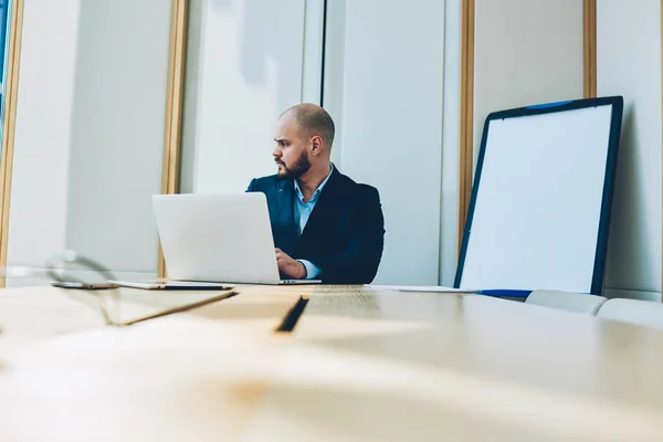 Männlicher Anwalt Formaler Kleidung Der Geschäftsstrategie Während Des Arbeitsprozesses Modernem — Stockfoto