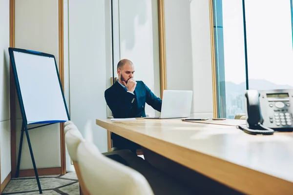 Grübelnder Männlicher Konzerndirektor Der Sich Online Präsentation Mit Finanznachrichten Über — Stockfoto