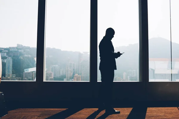 Silueta Negra Del Gerente Financiero Pie Cerca Una Gran Ventana — Foto de Stock