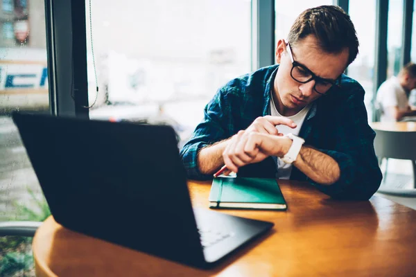 Joven Guapo Ponderando Freelancer Experto Planificación Gafas Fresco Horario Trabajo — Foto de Stock