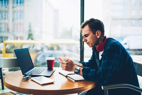 Hezký Professional Programátor Oblečený Neformálním Oblečení Pečlivě Sledovat Výcvik Webinar — Stock fotografie