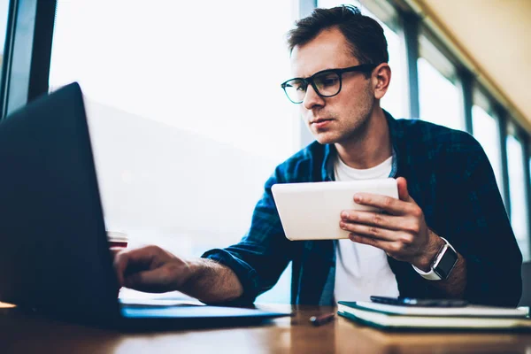 Joven Apuesto Pensativo Freelancer Calificado Gafas Con Estilo Transferencia Dinero — Foto de Stock