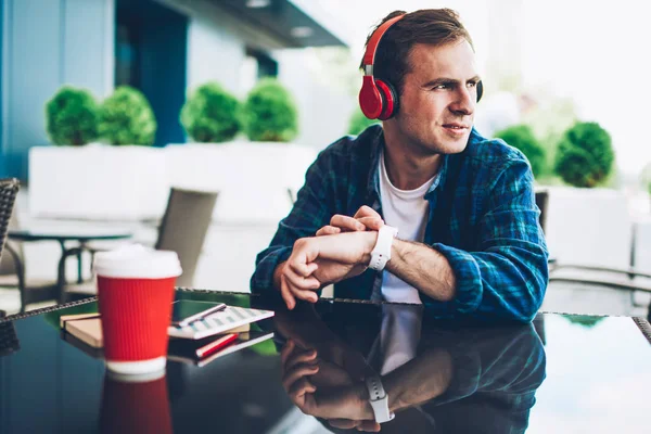 Bello Sguardo Positivo Blogger Maschile Ricreare All Aperto Durante Ascolto — Foto Stock