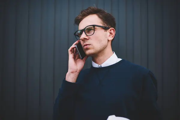 Immagine Ravvicinata Giovane Bell Uomo Occhiali Freddi Che Una Conversazione — Foto Stock