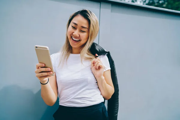 Счастливая Азиатская Девушка Счастлива Получении Скидки Покупку Проверки Почты Мобильном — стоковое фото