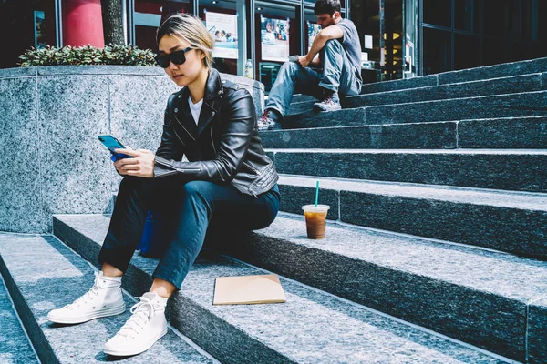 Grave Donna Cinese Occhiali Sole Controllare Posta Messaggi Lettura Sul — Foto Stock