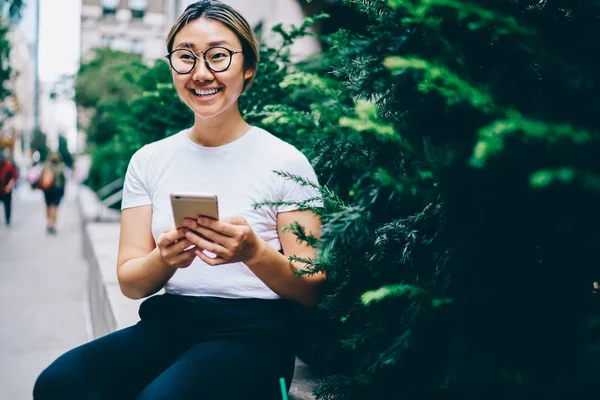 Glad Asiatisk Tjej Shirt Med Kopia Utrymme För Varumärket Etikett — Stockfoto