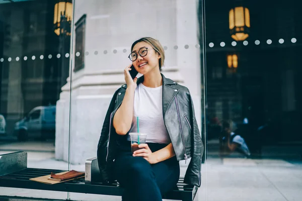 Mujer Asiática Alegre Gafas Que Tienen Conversación Teléfono Móvil Sentado —  Fotos de Stock