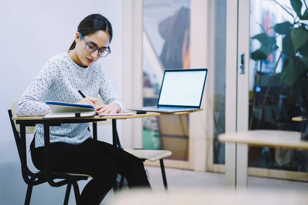 아칸소 디자인 스케치를 만드는 과정을 여성이 Mock와 노트북 컴퓨터 책상에 — 스톡 사진
