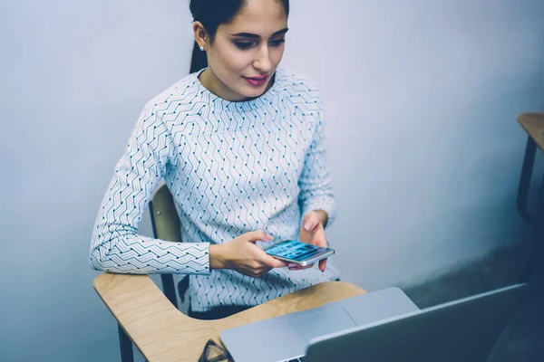 Alvorlig Kvinnelig Student Leser Informasjon Fra Nettbok Mens Hun Synkroniserer – stockfoto