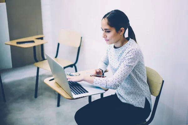 Femeie Serioasă Care Studiază Folosind Aplicația Calculator Laptop Citind Informații — Fotografie, imagine de stoc