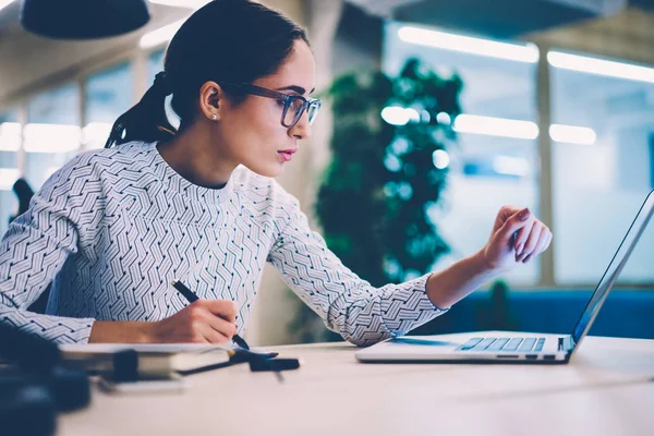 Diseñadora Femenina Concentrada Gafas Que Analiza Información Navegada Computadora Portátil —  Fotos de Stock