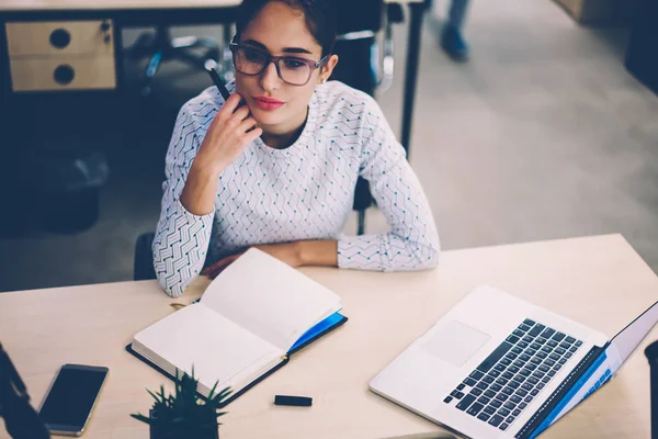 Nadenkend Vrouwelijke Manager Brillen Peinzen Project Oplossingen Zitten Bij Desktop — Stockfoto